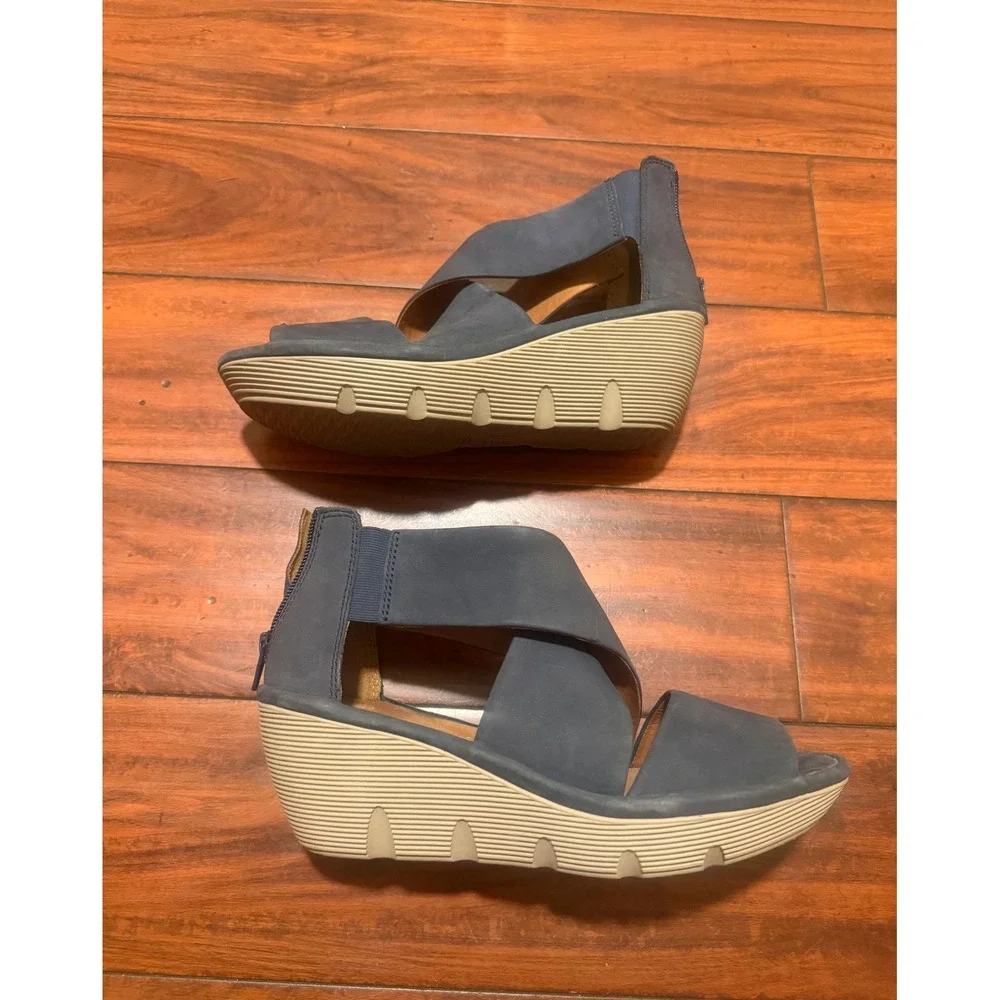 Clarks Artisan Navy Blue Leather Wedge Sandals Cross Strap Back Zip 26122947 9M